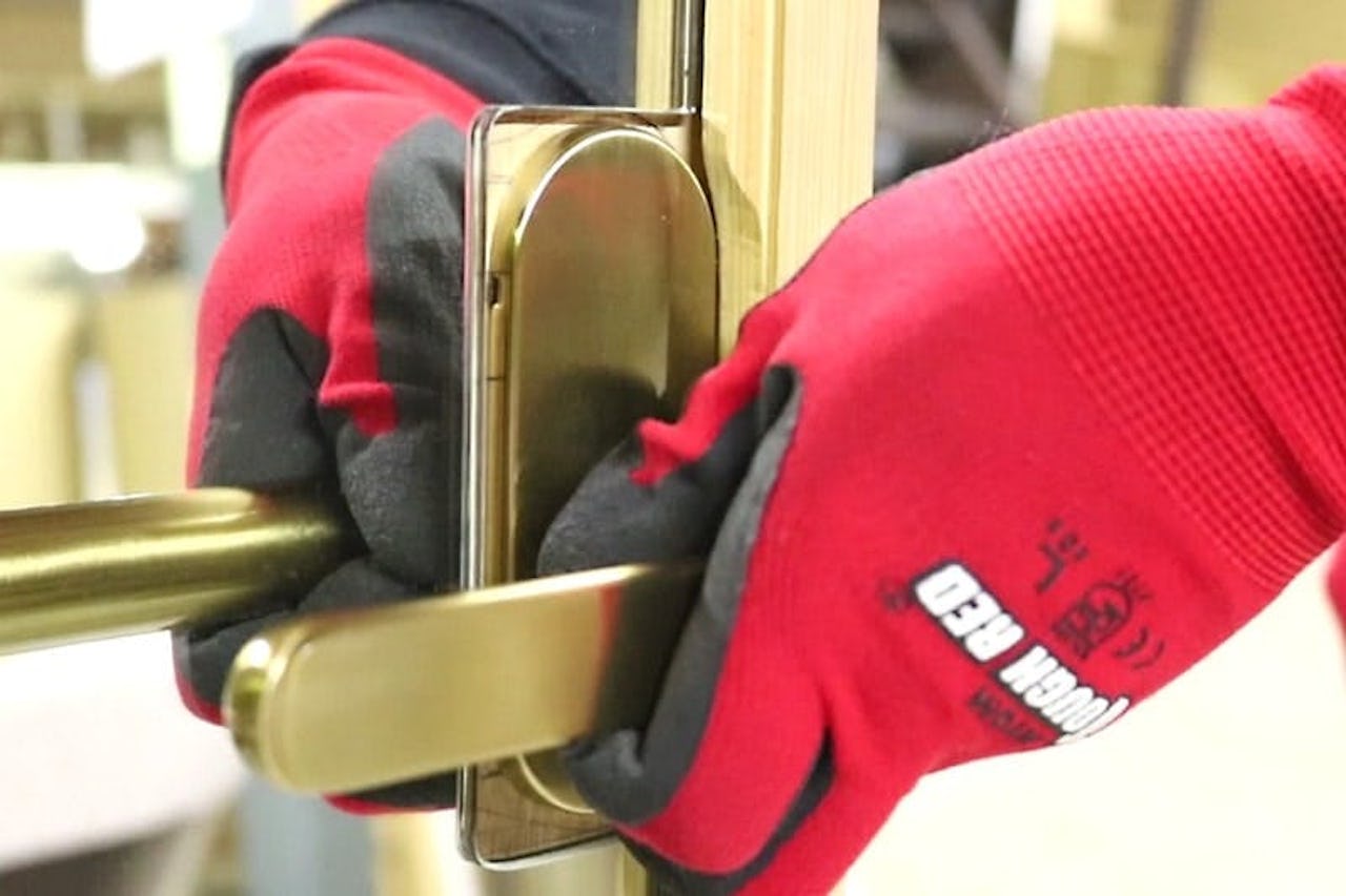 扉に鏡を貼り付けた事例(24)