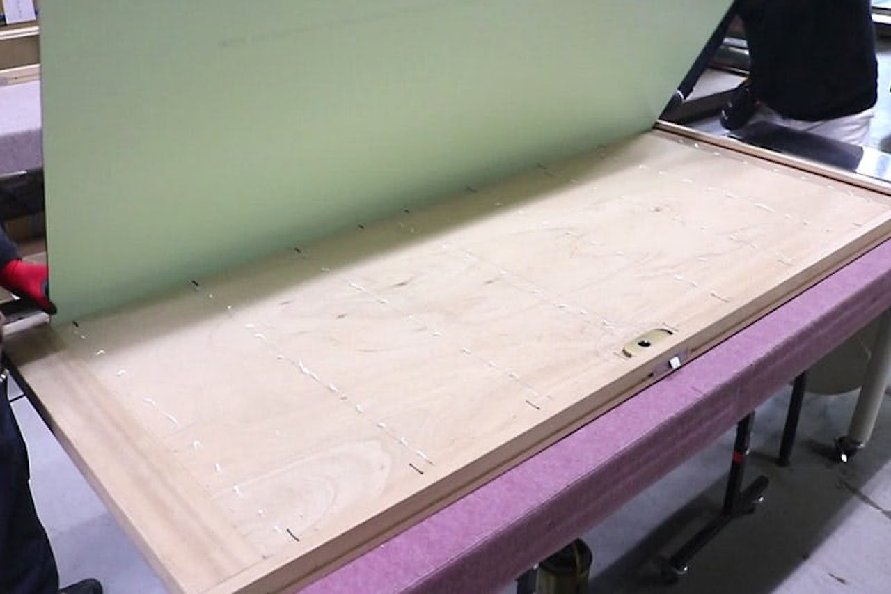 扉に鏡を貼り付けた事例(11)