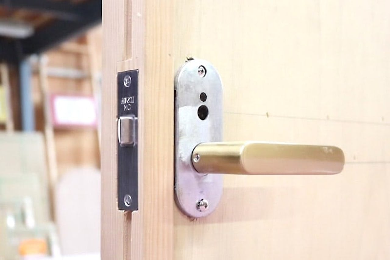 扉に鏡を貼り付けた事例(2)