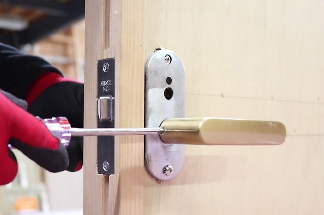 扉に鏡を貼り付けた事例(3)