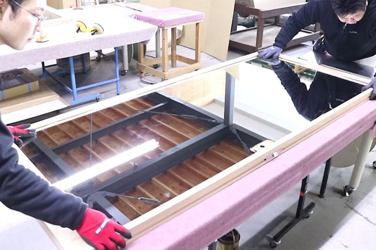 扉に鏡を貼り付けた事例(13)