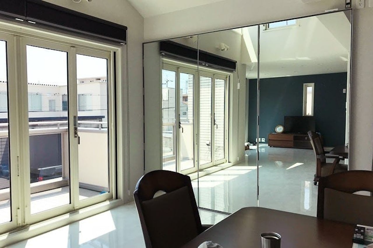 鏡張りのフラッシュ扉に使用した「パネルミラー」-3