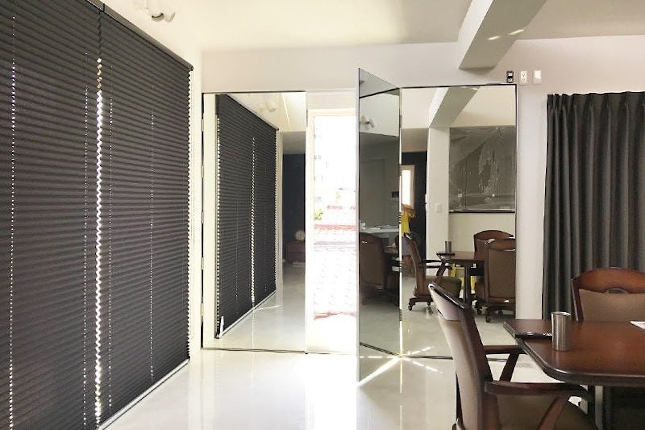 鏡張りのフラッシュ扉に使用した「パネルミラー」-1