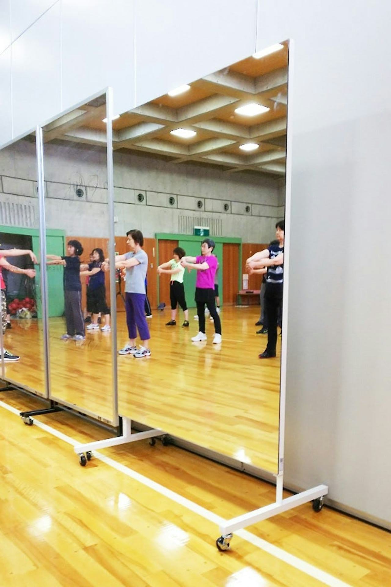 スポーツクラブに使用した「キャスター付き大型ミラーll」(5)