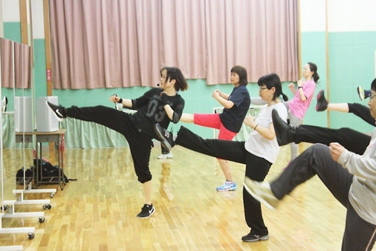 スポーツクラブに使用した「キャスター付き大型ミラーll」(1)