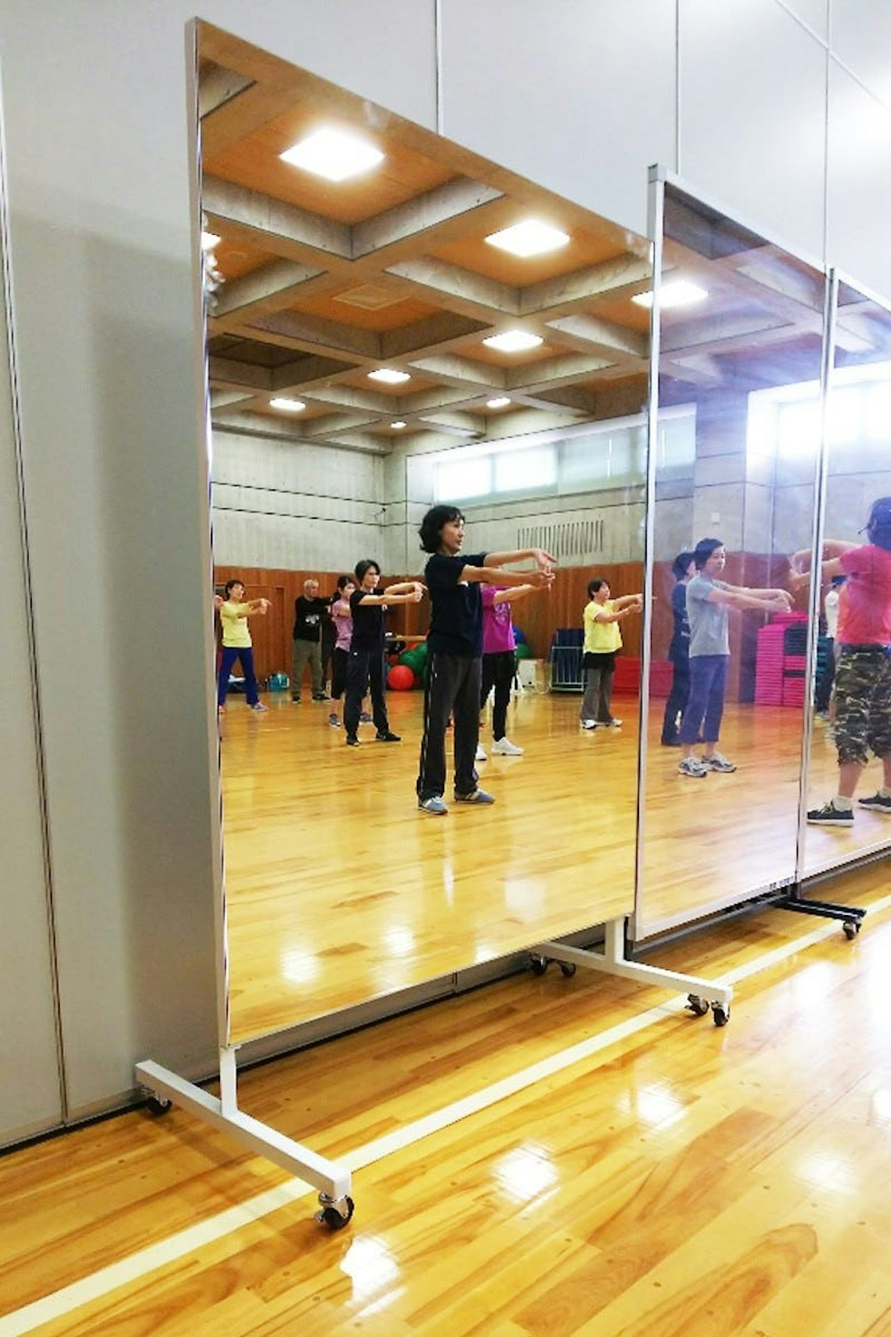 スポーツクラブに使用した「キャスター付き大型ミラーll」(3)