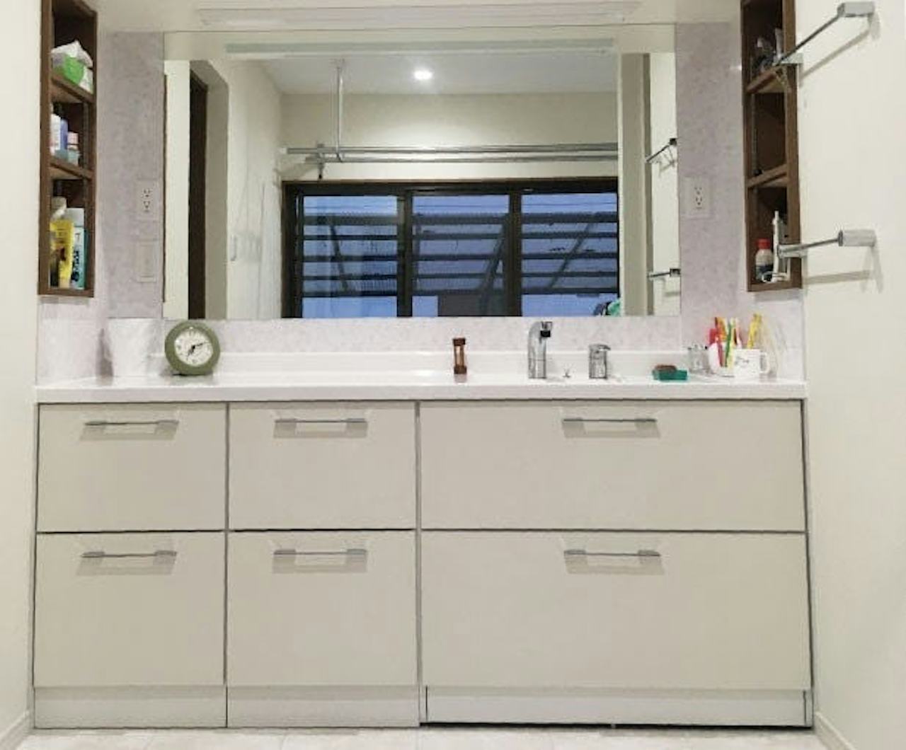 洗面台に横長鏡を天井につけて設置／H様(2)