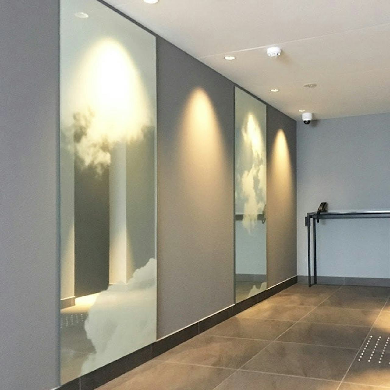ホテルの壁面装飾に雲を印刷した鏡を設置した事例-3
