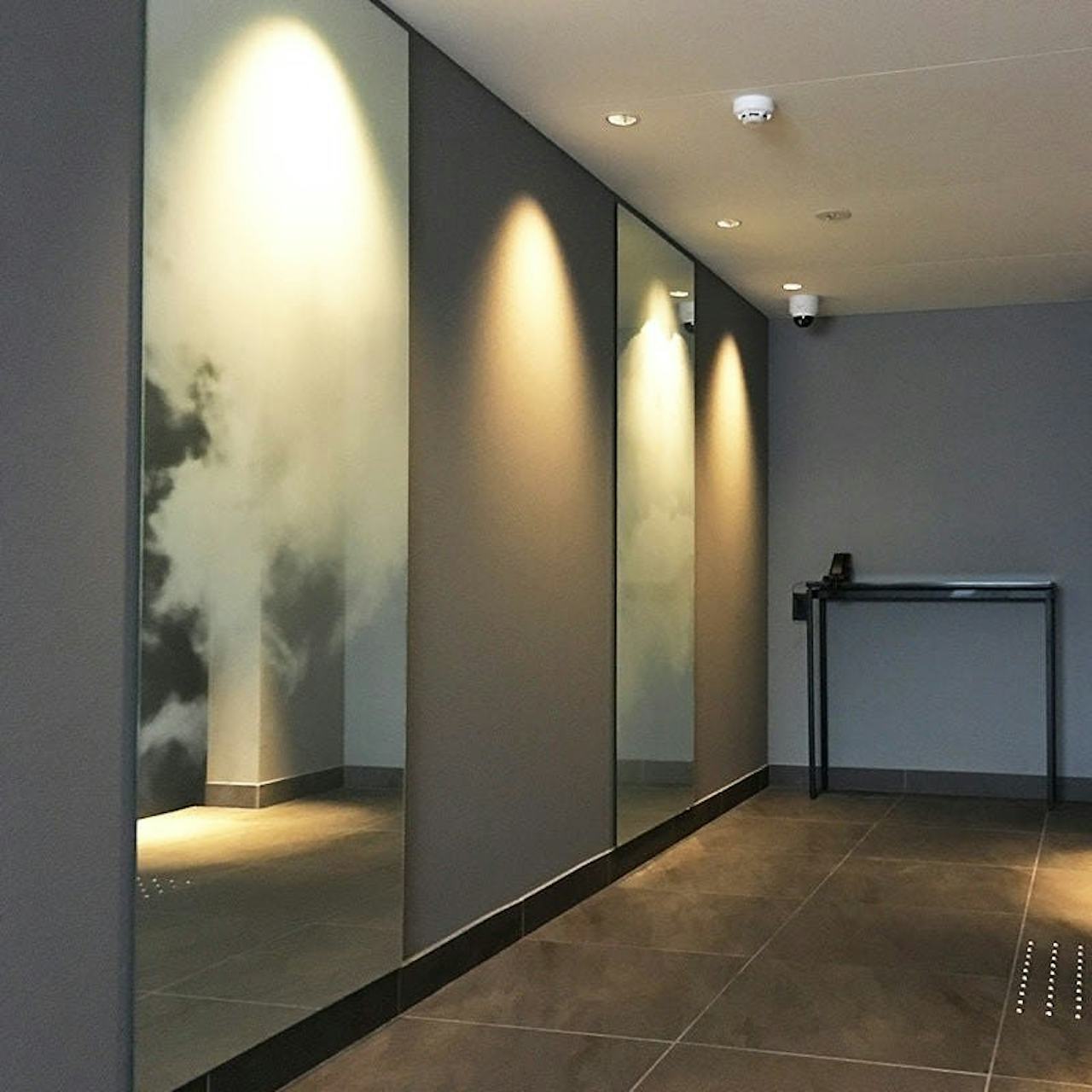 ホテルの壁面装飾に雲を印刷した鏡を設置した事例-2