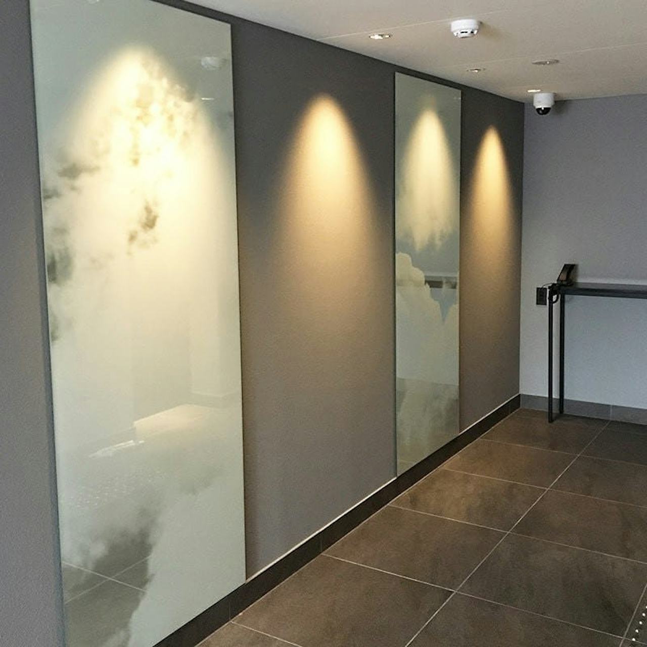 ホテルの壁面装飾に雲を印刷した鏡を設置した事例-4