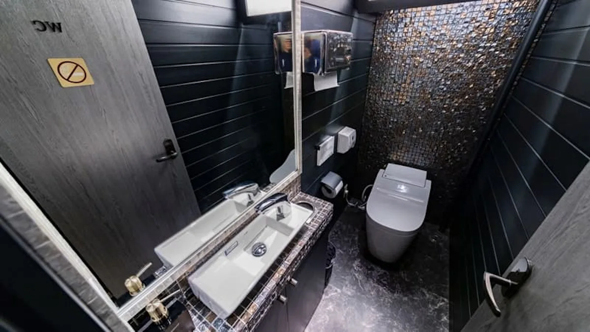 飲食店トイレの鏡に「アンティークミラー」を使用した事例 (京都府京都 