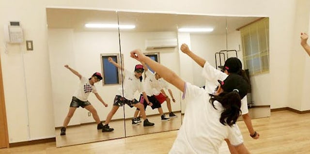 持ち運びが簡単なダンス練習ミラーの選択肢の1つ「フィルムミラー」