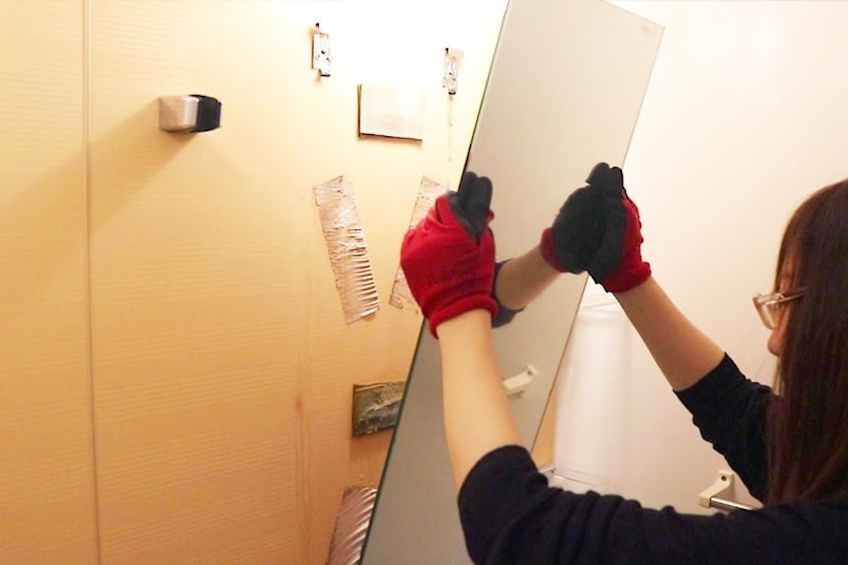 古い鏡を取り外す