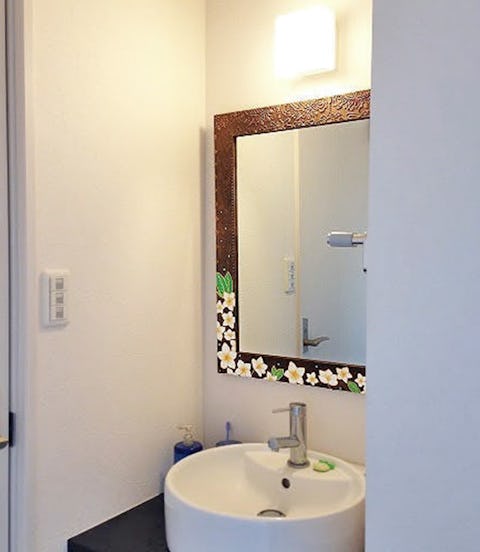 洗面所の鏡を取り付ける高さの例：洗面所の枠付き鏡／M様