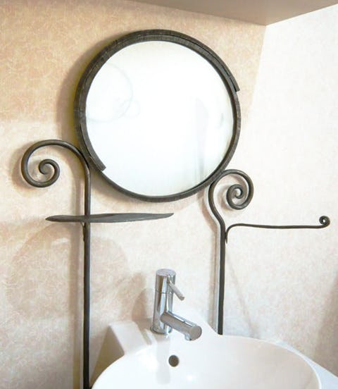 洗面所の鏡を取り付ける高さの例：洗面所の円形ミラー