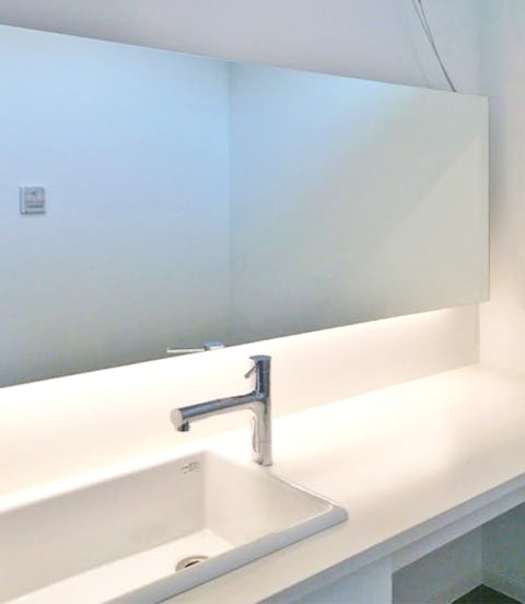 洗面所の鏡を取り付ける高さの例：洗面所の枠なし鏡／Y.M様