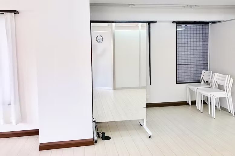 ヨガ・ダンスのレンタルシェアルームにキャスター付きの鏡「移動式スポーツミラー」を設置／S社様(3)