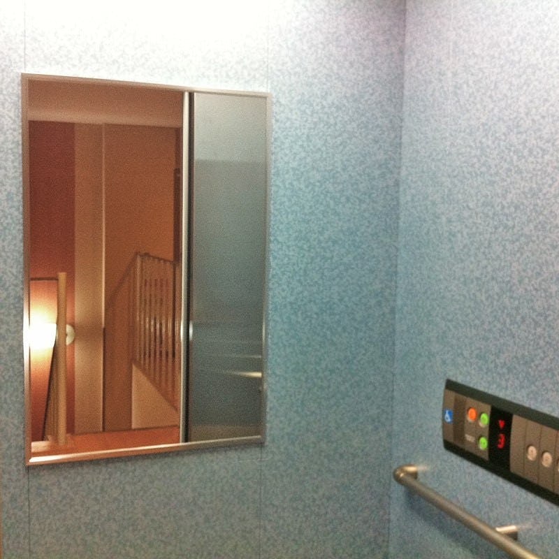 エレベーターの中に設置する鏡