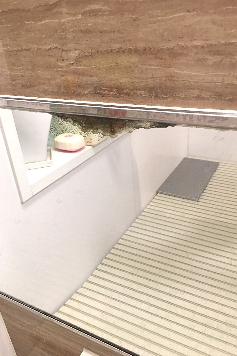 腐食や水垢で汚れた横長の浴室鏡を防湿ミラーHGに交換／K様 - 交換前(1)