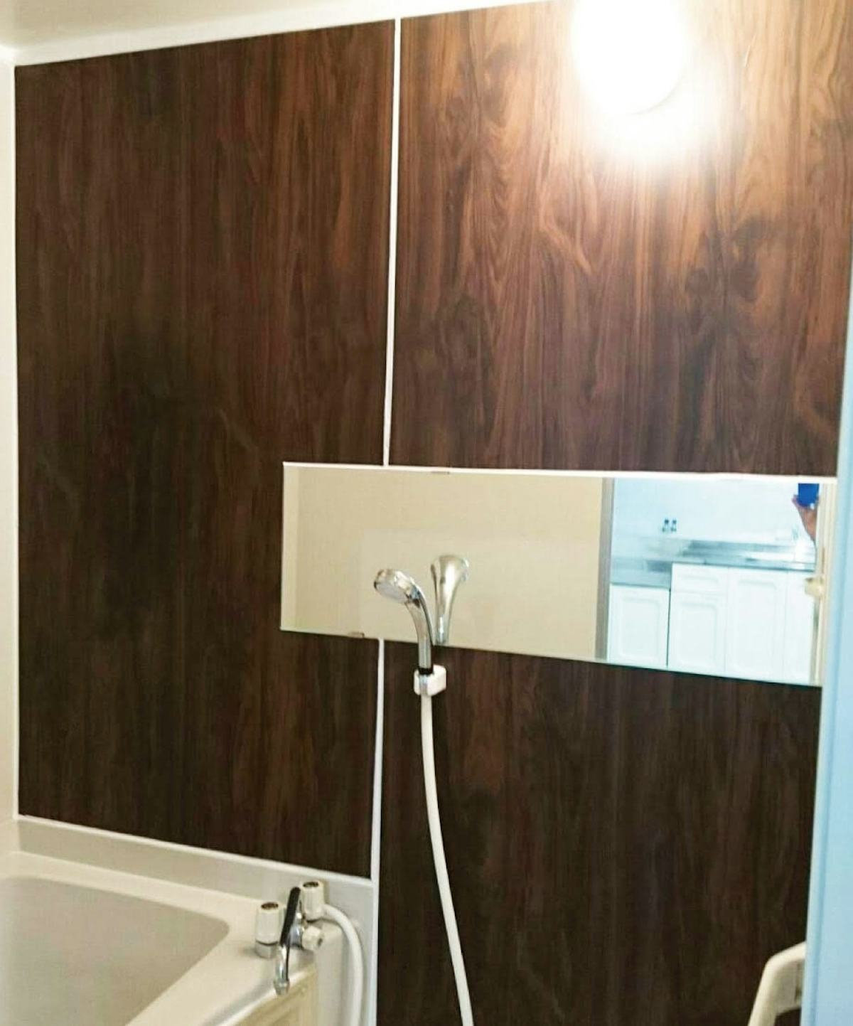 木目調の浴室に横長の防湿ミラーHGを新設／O様