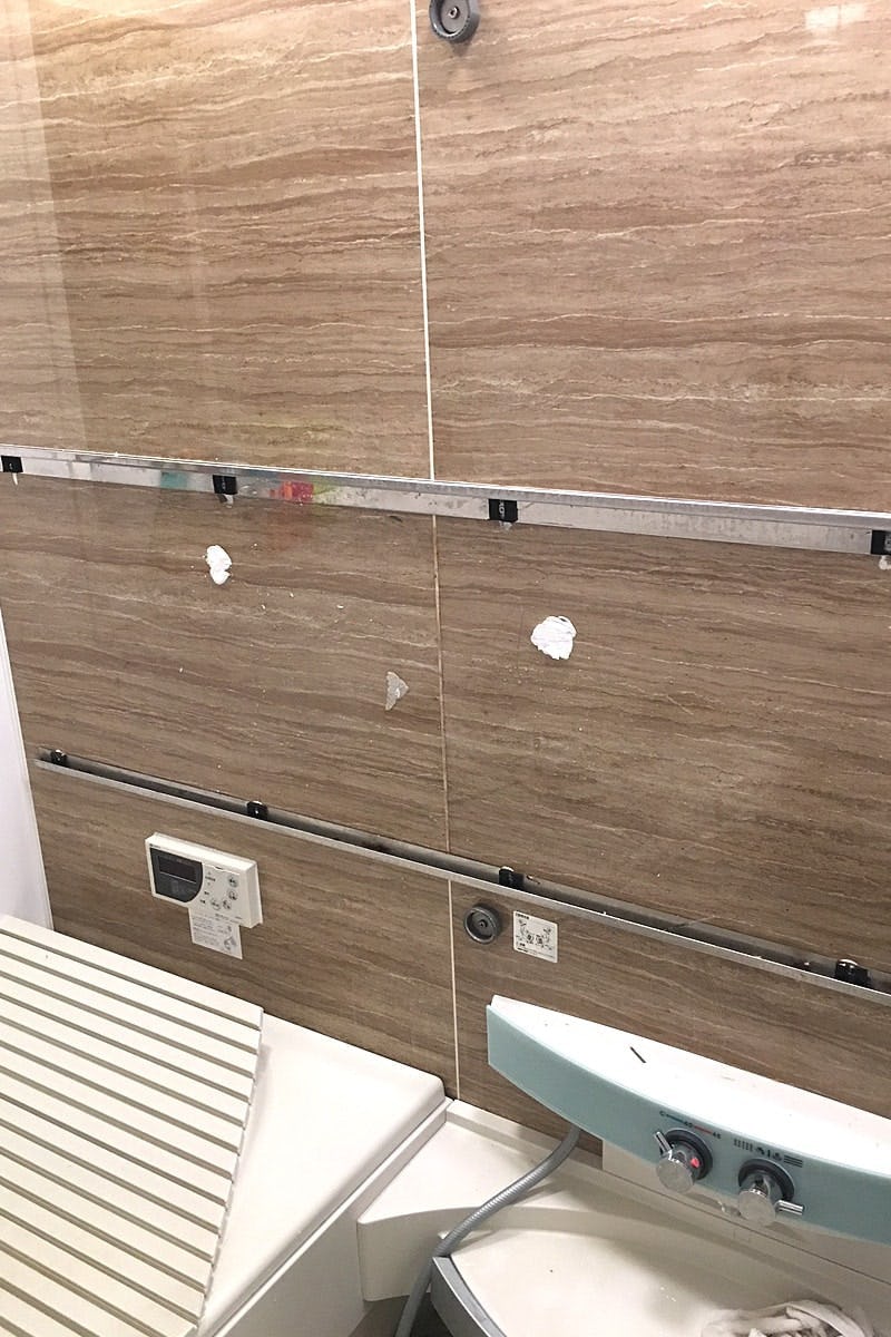 腐食や水垢で汚れた横長の浴室鏡を防湿ミラーHGに交換／K様 - 交換中(1)
