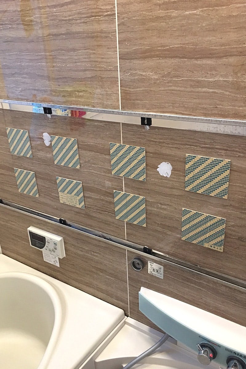 腐食や水垢で汚れた横長の浴室鏡を防湿ミラーHGに交換／K様 - 交換中(2)