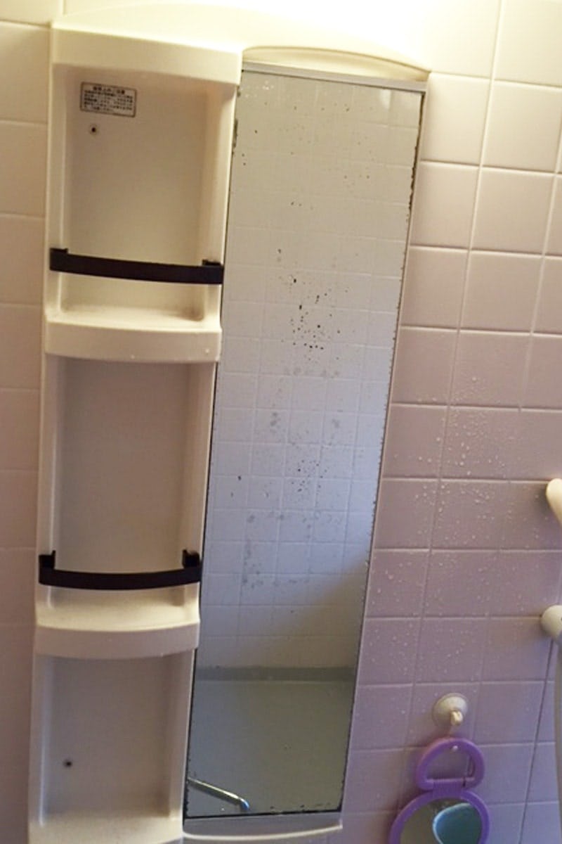 棚付きの縦長の浴室鏡を防湿ミラーHGに交換／A様 - 交換前(1)