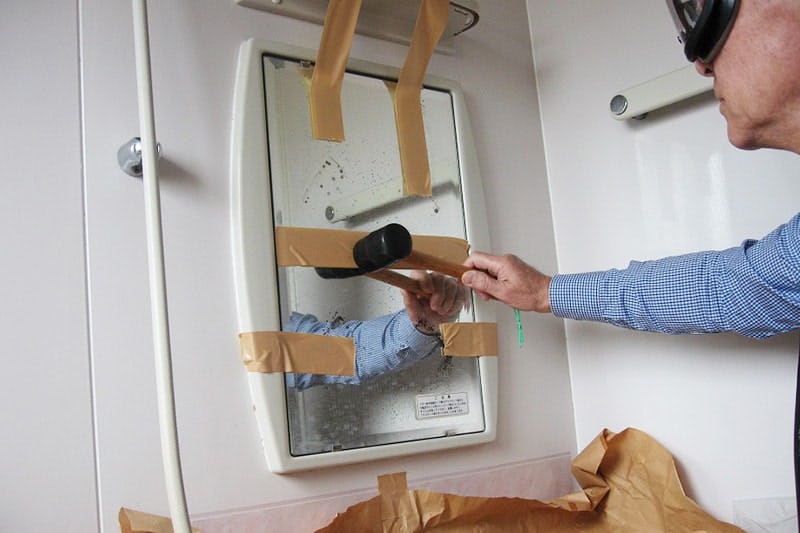 フレームにツメ金具がある浴室鏡を防湿ミラーHGに交換／I様 - 交換中(1)