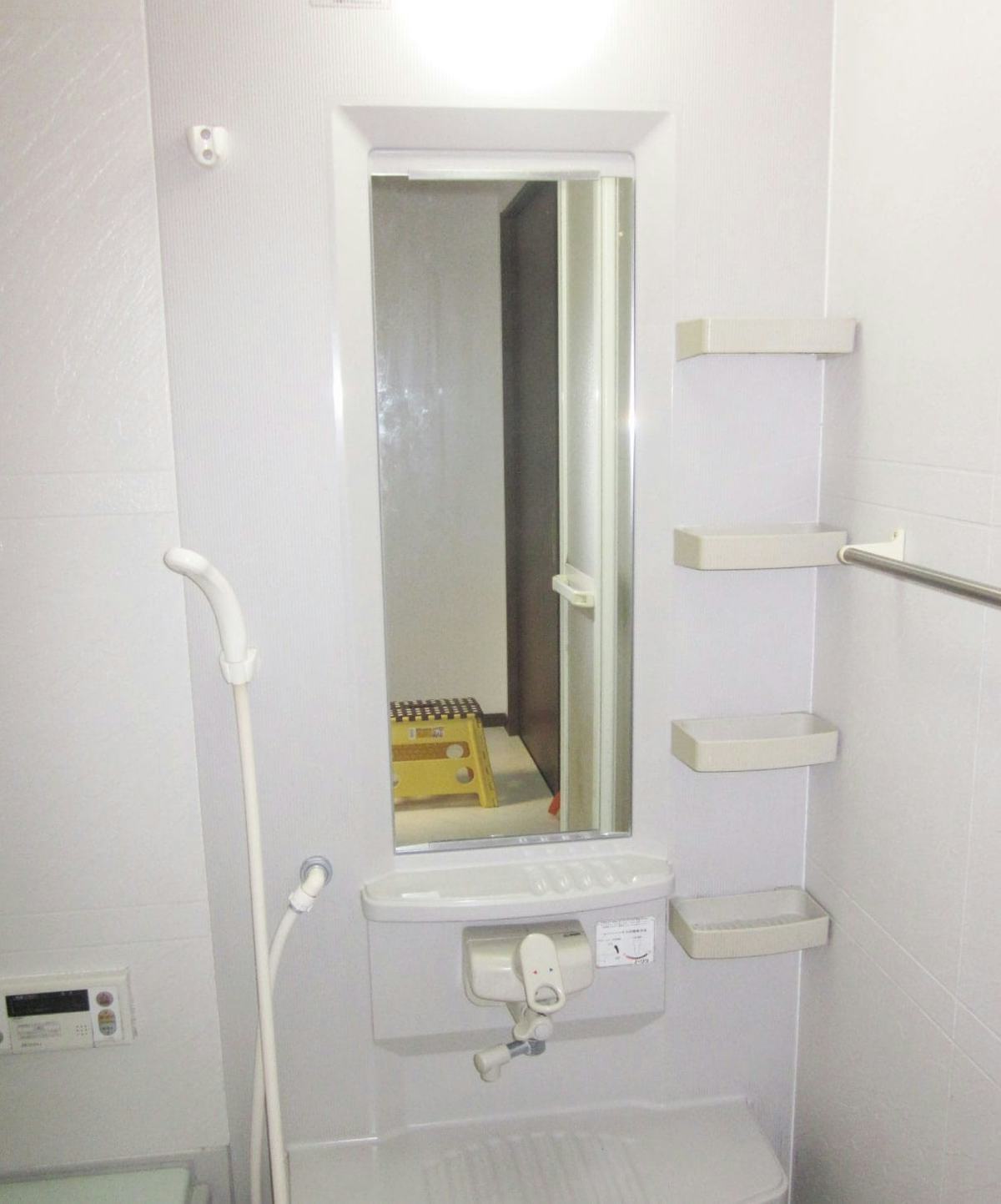 アパートの縦長の浴室鏡を防湿ミラーHGに交換／K様