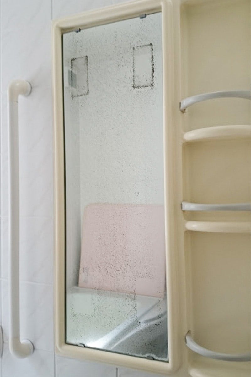フレームにツメ金具がある浴室鏡を防湿ミラーHGに交換／N様 - 交換前(1)
