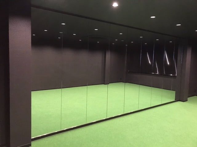 個人経営のジムに設置した大型鏡