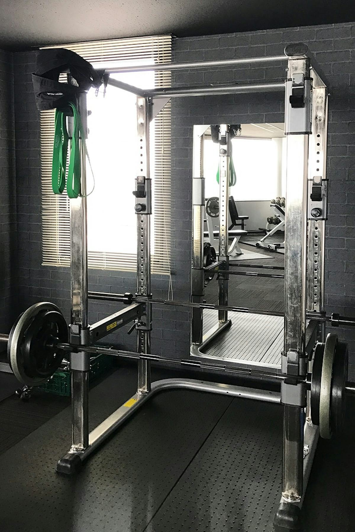 マンツーマンジムに導入した大型ミラー