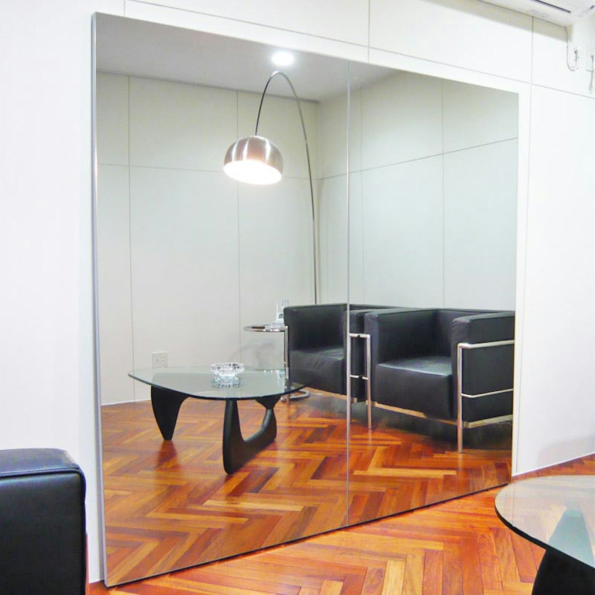 パーソナルジム用の施工不要の大型ミラー