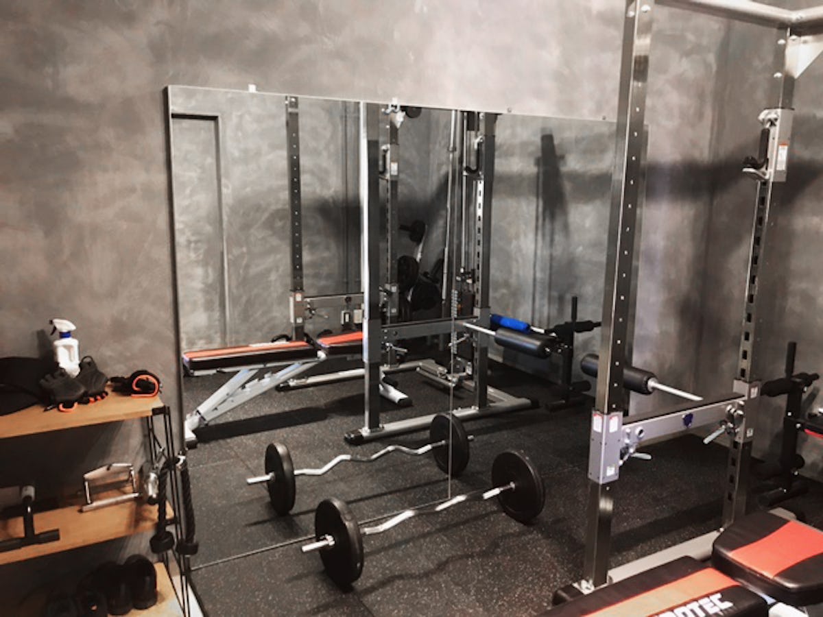 パーソナルジムにおすすめのパネルミラー