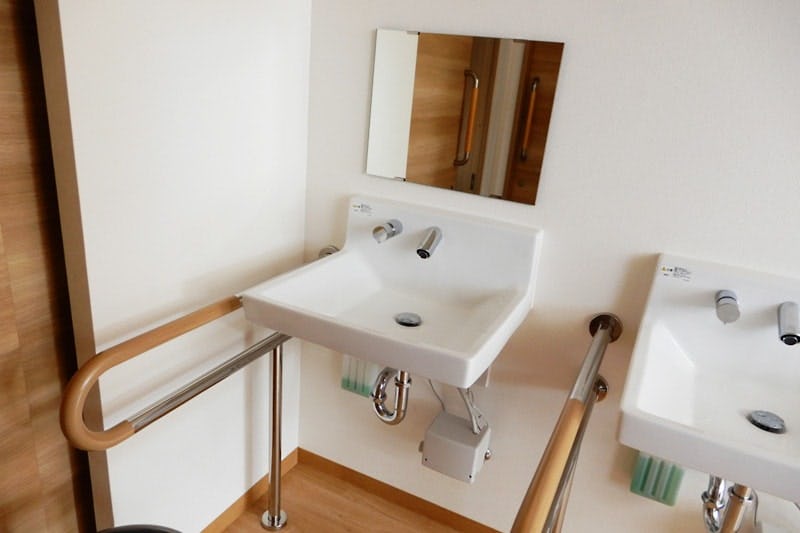 デイサービスの洗面台に小さい横長鏡を設置／S様(1)