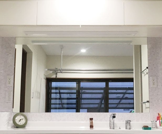 洗面台に横長鏡を天井につけて設置／H様(1)