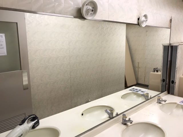 社員トイレの洗面所に横長鏡を施工／K様(2)