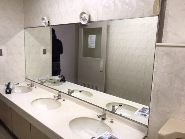 社員トイレの洗面所に横長鏡を施工／K様(1)