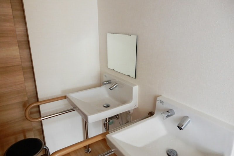 デイサービスの洗面台に小さい横長鏡を設置/S様(2)