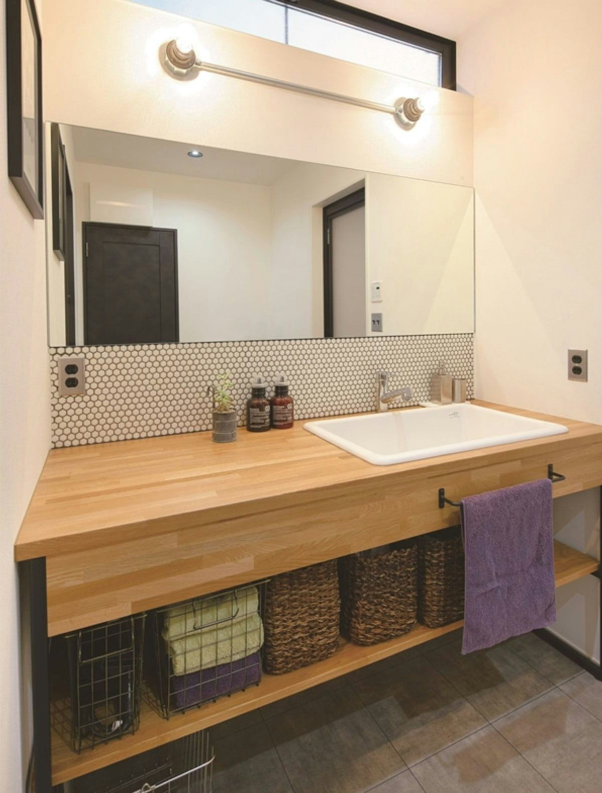 洗面台に腐食しにくい横長鏡を設置/N様