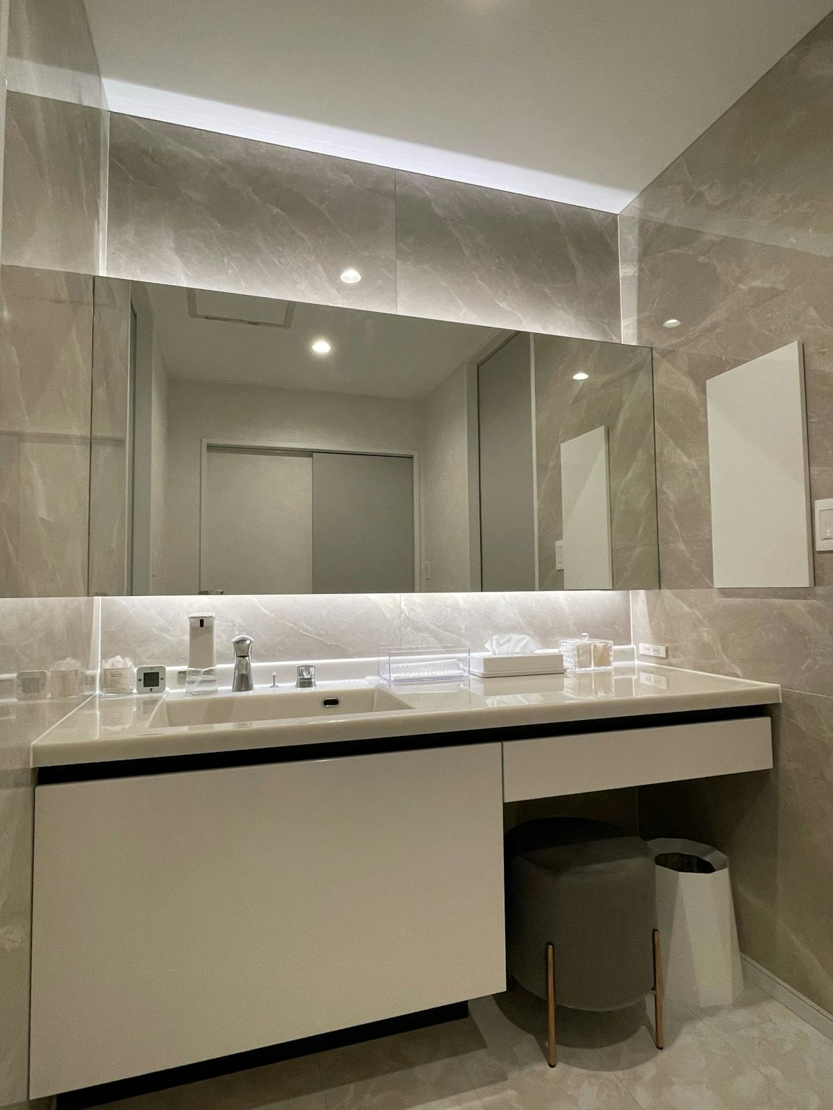 洗面台の横長鏡を金具を使わず設置/I様