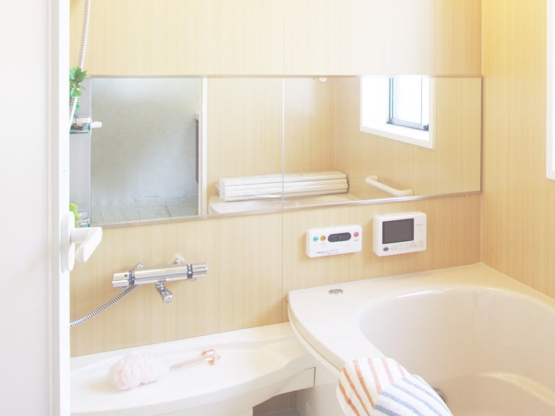 驚きの値段】 割れにくいミラー 浴室鏡 風呂鏡 Lサイズ 横25.5cm×縦35.5cm 樹脂製 吸着シート取り付け