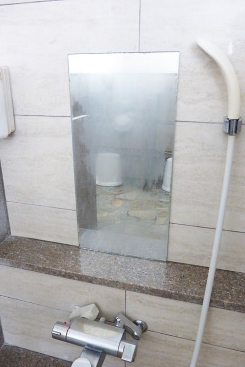 入浴施設の浴室用鏡の交換前