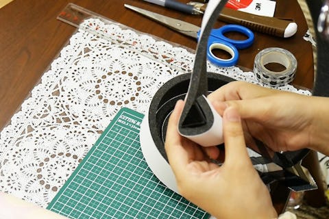 万華鏡の作り方 - 鏡をすきまテープで巻く (2)