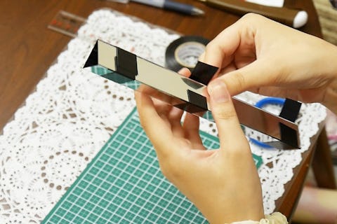 万華鏡の作り方 - 三角形にしてテープで固定する (1)