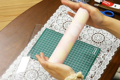 万華鏡の作り方 - 紙筒に折り紙をまく (完了)