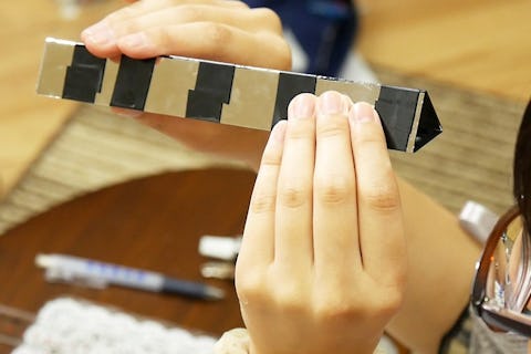 万華鏡の作り方 - 三角形にしてテープで固定する (完了)