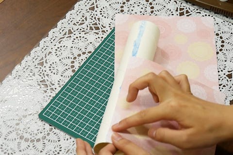 万華鏡の作り方 - 紙筒に折り紙をまく (2)