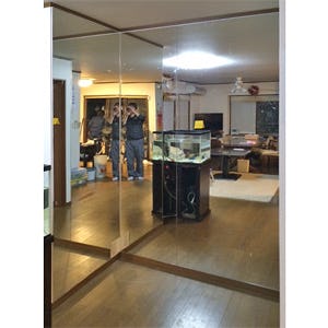 鏡の取り付け・交換の施工出張の事例 - リビングの大型鏡(I社様)