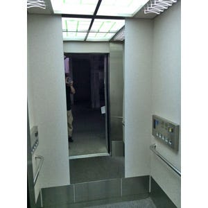 鏡の取り付け・交換の施工出張の事例 - エレベータの鏡(Y施設様)